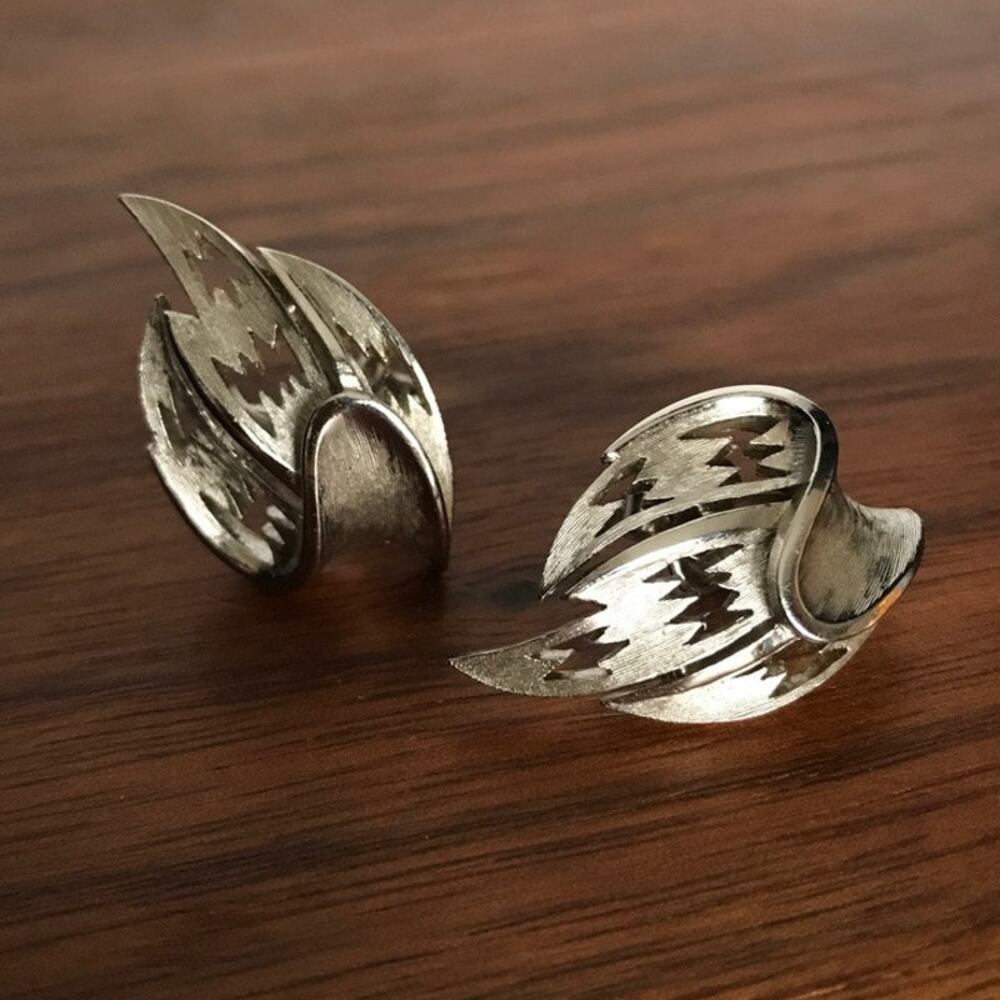 Vintage TRIFARI brushed silver tone stylized leaf clip-on earrings
